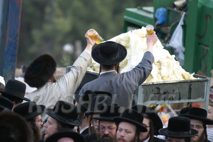 שפיכת שמן להדלקה בציון רשב"י
